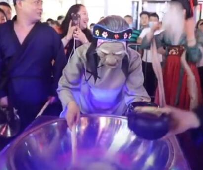 【追逐新奇】孟婆汤摊位散场后垃圾遍地上热搜 你会去光顾网红摊位吗?