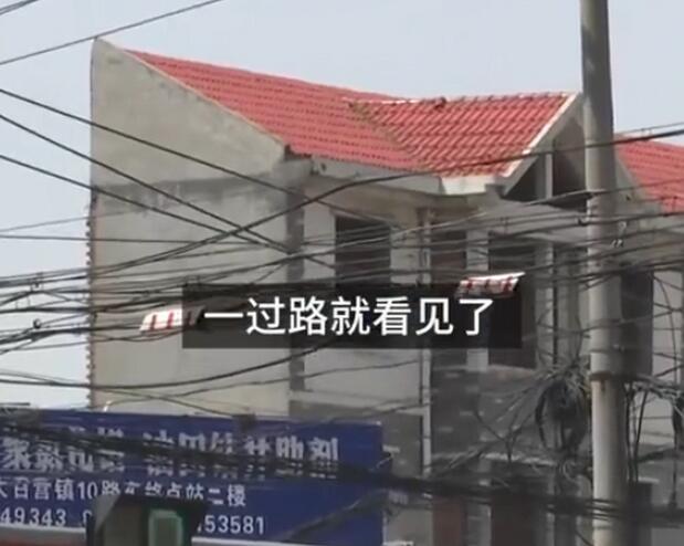 这不科学！河南一楼房三四楼仅盖一面墙是怎么回事?这是什么玄幻科学技术?