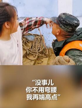 太暖了！小朋友踮脚给满手泥的兵哥哥喂水 小姑娘:你不用弯腰我再端高点