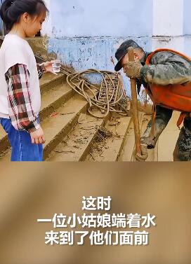 太暖了！小朋友踮脚给满手泥的兵哥哥喂水 小姑娘:你不用弯腰我再端高点