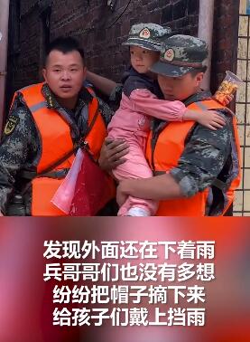 太暖了！小朋友踮脚给满手泥的兵哥哥喂水 小姑娘:你不用弯腰我再端高点