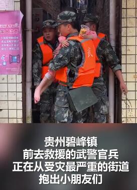 太暖了！小朋友踮脚给满手泥的兵哥哥喂水 小姑娘:你不用弯腰我再端高点