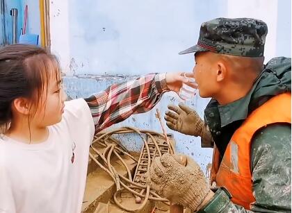 【这幕太暖】小朋友踮脚给满手泥的兵哥哥喂水 女孩:你不用弯腰，我再端高点