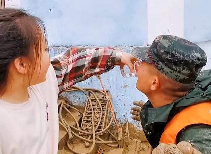 【这幕太暖】小朋友踮脚给满手泥的兵哥哥喂水 女孩:你不用弯腰，我再端高点