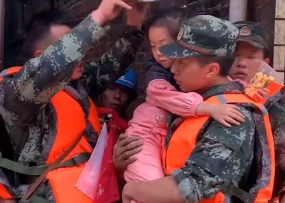 【这幕太暖】小朋友踮脚给满手泥的兵哥哥喂水 女孩:你不用弯腰，我再端高点