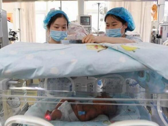 【活久见】湖北一双胞胎兄弟相差10岁是怎么回事?真相曝光惊呆了