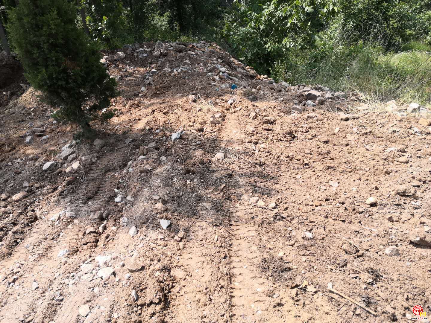 【啄木鸟在行动】南部山区潘家场公交车站附近渣土裸露