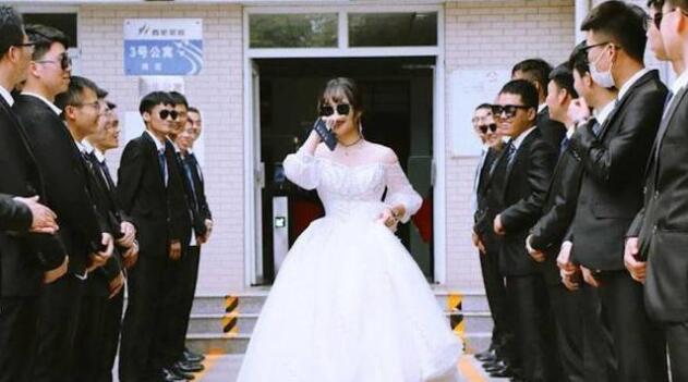 【班宠来了】毕业班男生给唯一女生备婚纱 27名男生接