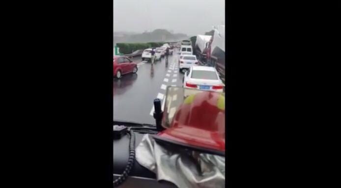 太暖心了!两位男子雨中狂奔3公里为消防车开道 网友:好人一生平安