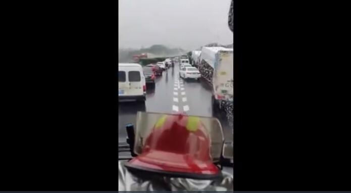 太暖心了!两位男子雨中狂奔3公里为消防车开道 网友:好人一生平安