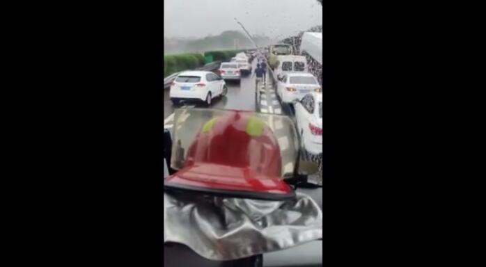 太暖心了!两位男子雨中狂奔3公里为消防车开道 网友:好人一生平安