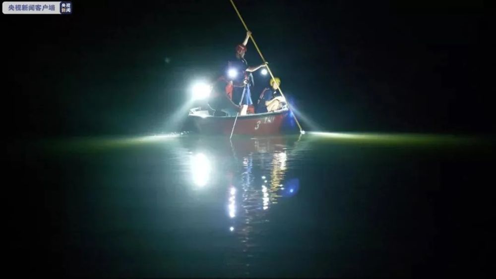 重庆8名学生河滩玩耍溺亡 为何救不回被水吞噬的少年？