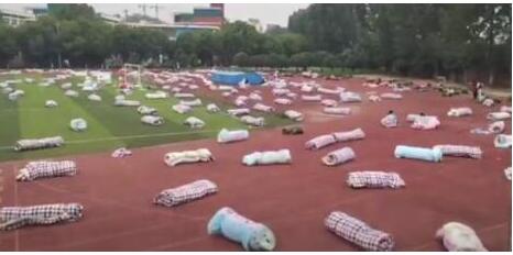 【酸了】高校晒近2000套被褥迎接学生返校 网友：别人家的学校