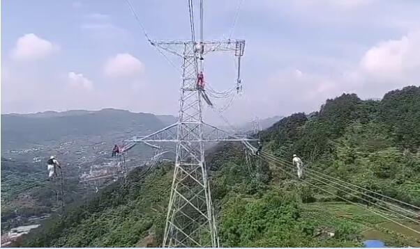【视频】电网工人高空行走4小时 只为万家灯火照亮每一寸角落