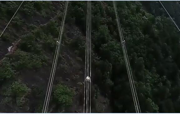 【视频】电网工人高空行走4小时 只为万家灯火照亮每一寸角落