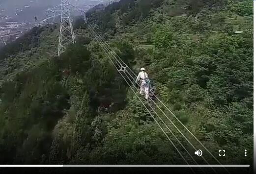 【视频】电网工人高空行走4小时 只为万家灯火照亮每一寸角落
