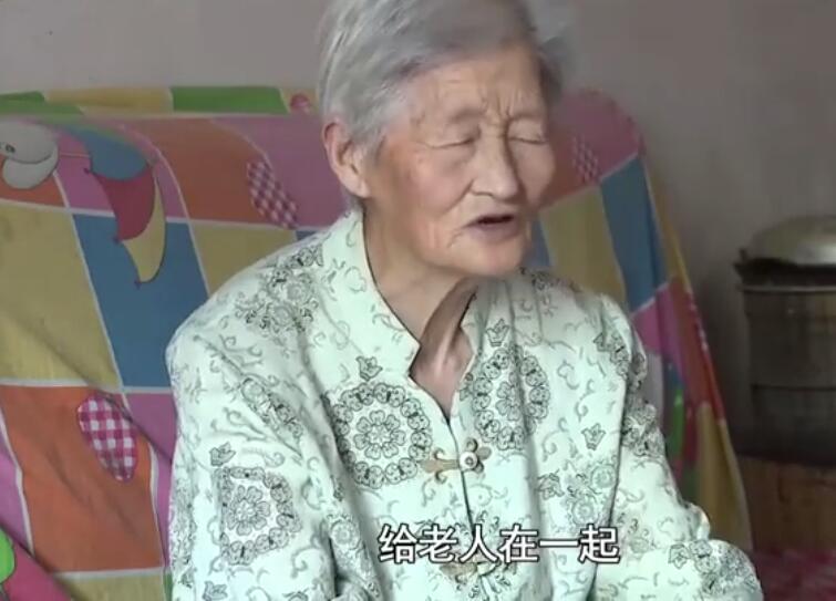 山东菏泽：78岁老人照顾卧床婆婆17年 白发苍苍不忘尽孝