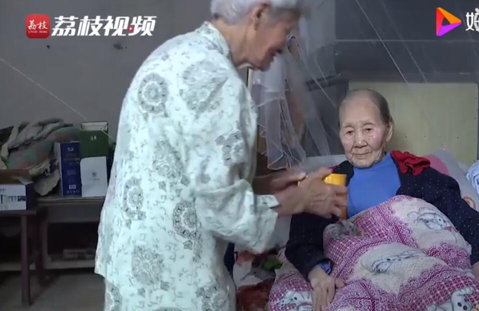 山东菏泽：78岁老人照顾卧床婆婆17年 白发苍苍不忘尽孝