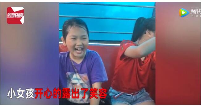 令人刮目相看！小女孩坐摩天轮突遇暴雨相互鼓励 具体发生了什么？