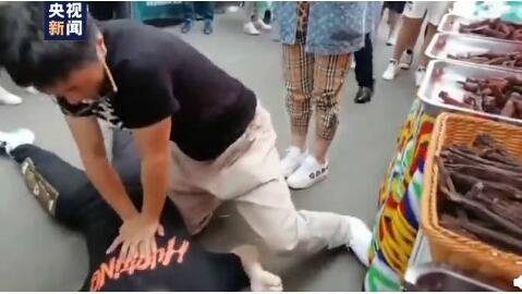 【医者仁心】医生跪地救人眼镜都甩飞了 急救知识的普及太重要了