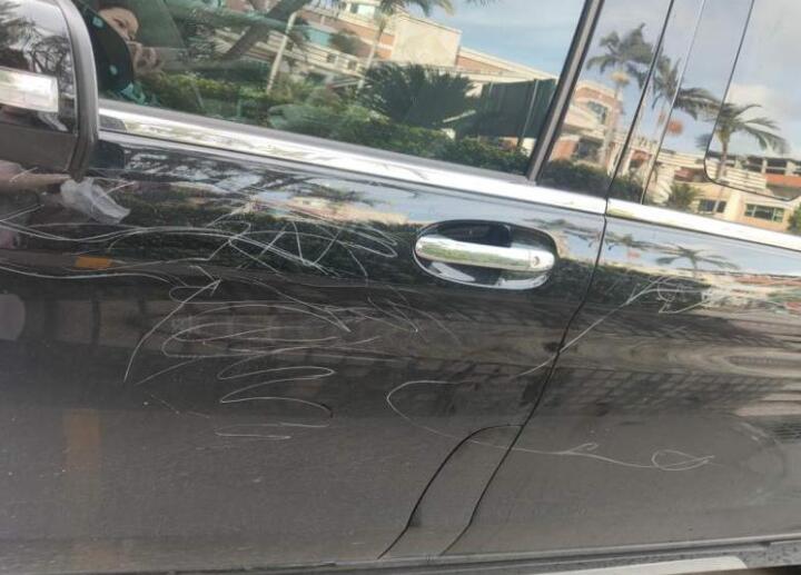 【造孽呀】4小孩划花小区40多台车 小区车主集体炸锅了！