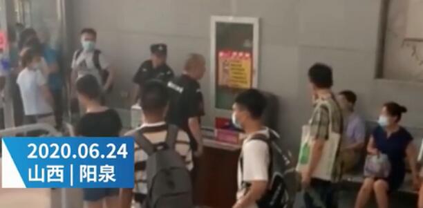 【在线吃瓜】图书馆致歉保安下雨天驱逐读者 延迟闭馆和人情味终于真相了