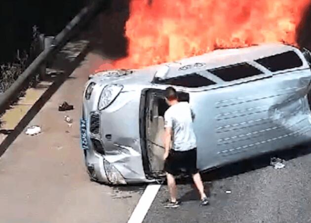 【平民英雄】重庆踹4脚救3人男子后怕但不后悔 起火面包车外4脚救3人