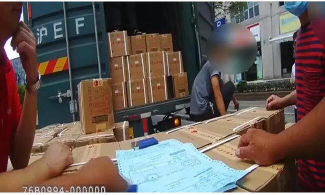 我裂开了!1000多箱茅台翻车司机崩溃赔不起 满街酒香扑鼻