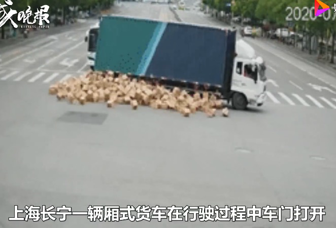 【悲催】货车门没关好致千余箱茅台掉落 1000多箱茅台翻车司机崩溃赔不起