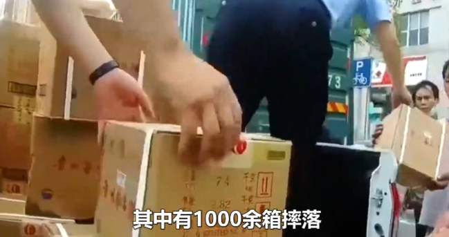 【悲催】货车门没关好致千余箱茅台掉落 1000多箱茅台翻车司机崩溃赔不起