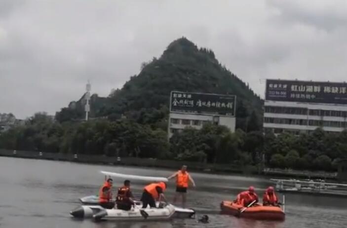 贵州一载有学生大巴车冲进水库|贵州一载有学生大巴车冲进水库 各方力量正全力组织救援