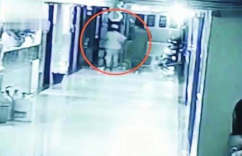 【电视情节 现实上演】女子流产后冒充护士偷走婴儿 背后真相令人大跌眼镜