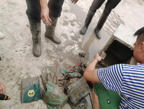 【怒赞】山洪冲来价值百万保险柜 现金、文件等物品一件不少