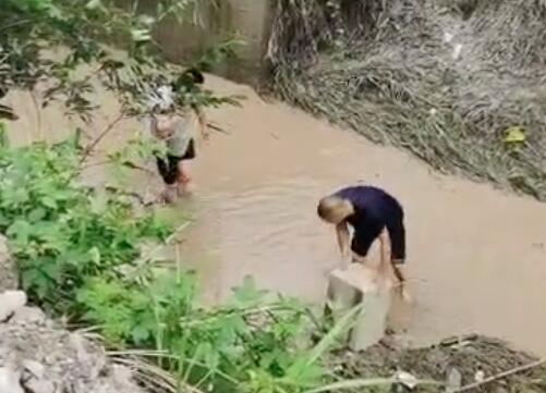 【怒赞】山洪冲来价值百万保险柜 现金、文件等物品一件不少