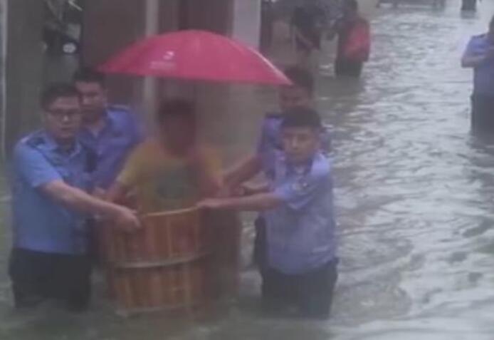 高考生坐澡盆被民警护送进考场|【为你护航】高考生坐澡盆被民警护送进考场 顺利到达考点