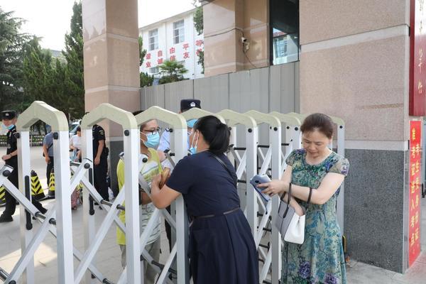 考生临考前12分钟在等妈妈|【揪心一幕】考生临考前12分钟在等妈妈是怎么回事?究竟发生了什么?