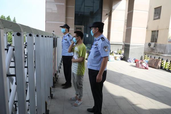 考生临考前12分钟在等妈妈|【揪心一幕】考生临考前12分钟在等妈妈是怎么回事?究竟发生了什么?