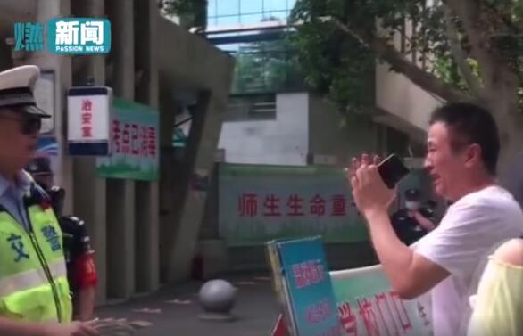 【天下父母心】开考5分钟父亲取回准考证后大哭 现场画面令人感动！