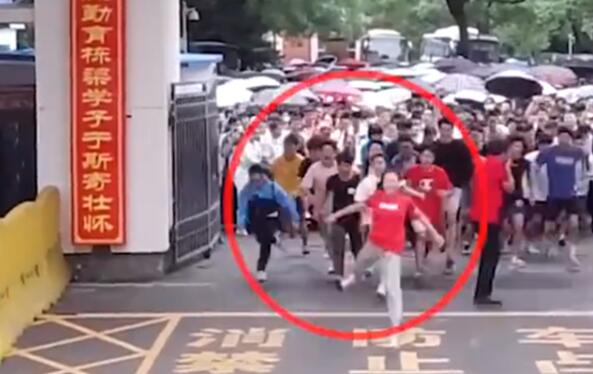 【高难度庆祝动作】考生冲出考场开心到劈叉 一字马真的厉害了