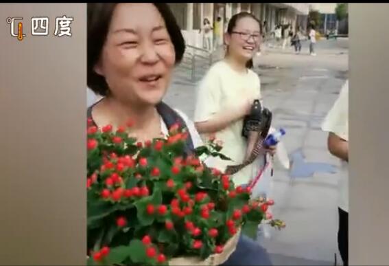 【考场内外】高考结束班主任获考生公主抱 师生情胜似亲情