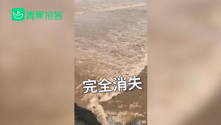 男子捞鱼被拽进洪水冲走是怎么回事?什么情况?终于真相了,原来是这样!