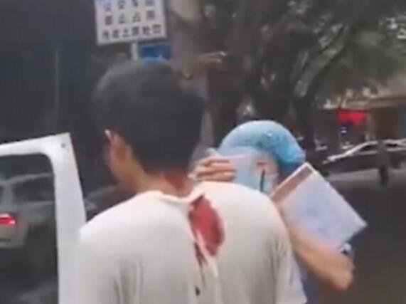 【飞来横刀】飞刀从天而降直插男子后脑勺到底怎么回事？高空抛物需承担法律责任