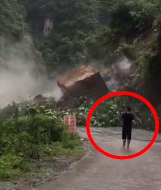 山体塌方巨石滚落男子淡定拍照|用生命拍照！山体塌方巨石滚落男子淡定拍照，遇到了山体垮塌泥石流如何自救？