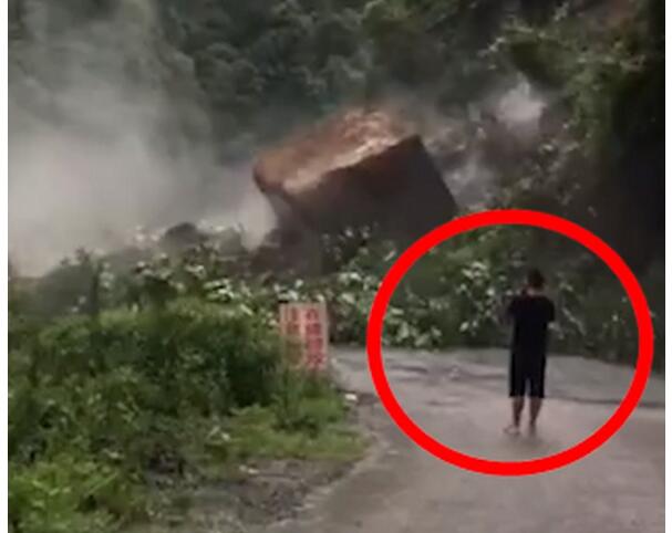 山体塌方巨石滚落男子淡定拍照|【致命操作】山体塌方巨石滚落男子淡定拍照 莫把生命当儿戏