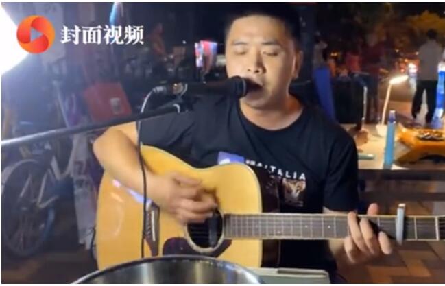 成都小哥卖完鸡脚开街头演唱会|有远方也有脚下！成都小哥卖完鸡脚开街头演唱会 一天能赚一两千