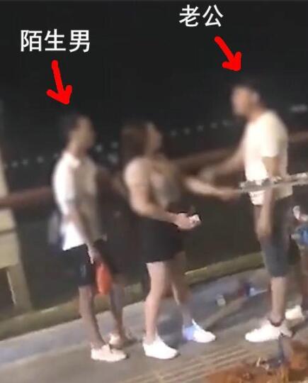 女子与陌生男子逛街被老公发现|【太精彩了】女子与陌生男子逛街被老公发现 现场画面曝光到底发生了什么