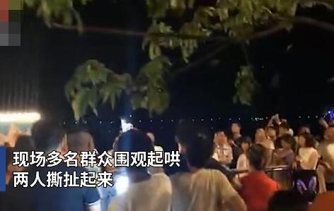 女子与陌生男逛街被老公发现大吼|【道德十字架】女子与陌生男逛街被老公发现大吼上热搜 网友的评论亮了