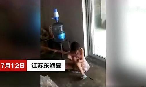 男子持棍暴打儿女拍视频给妻子看|令人发指！男子持棍暴打儿女拍视频给妻子看，木棍都被切断了