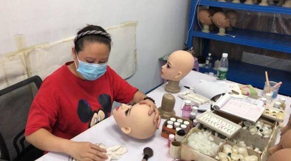 深圳成人娃娃厂疫情期订单翻番 植入真人头发的成人娃娃最高售价2万元