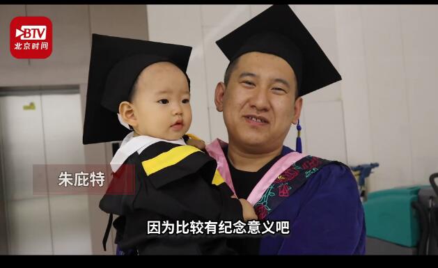 硕士爸爸带1岁宝宝参加毕业典礼|硕士爸爸带1岁宝宝参加毕业典礼是怎么回事?什么情况?终于真相了,原来是这样!